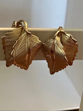 Vintage Mid Century Giovanni Gold Tone Double Leaf Clip on Earrings